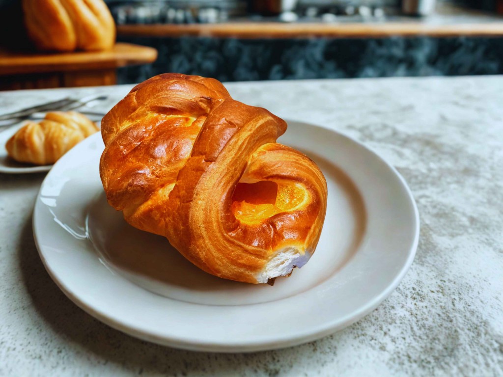 Drożdżówka francuska z nadzieniem morelowym